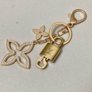 LOUIS VUITTON LOCK AND KEY ON KEYCHAIN #304